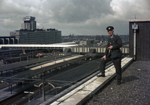 803695 Overzicht van de perrons, perronkappen en de Traverse van het N.S.-station Utrecht C.S. (Stationsplein) te ...